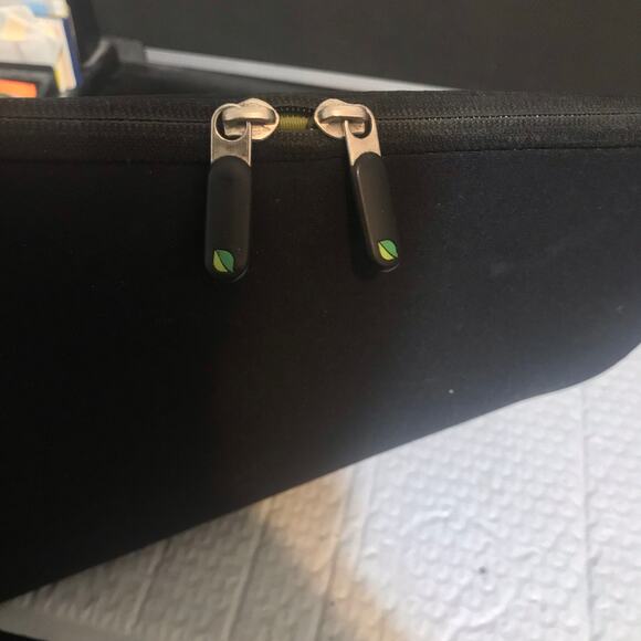 INCASE Neoprene  Laptop Case Zippered Sleeve Black X - Picture 6 of 11